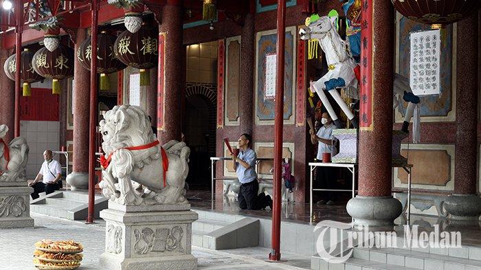 Umat melakukan sembahyang di Vihara Gunung Timur, Medan, Selasa (29/8/2023). Jelang perayaan Festival Hungry Ghost warga Tionghoa melakukan persiapan untuk menghormati orang yang sudah meninggal, dirayakan pada tanggal 15 bulan ketujuh dalam kalender lunar.