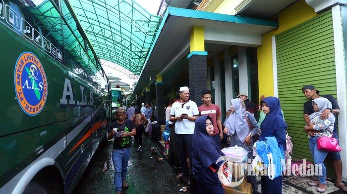 Sejumlah para penumpang bus ALS mengantre menunggu keberangkatan di Loket ALS, Medan, Kamis (30/5/2019). Meroketnya harga tiket penerbangan domestik dan pemberlakukan bagasi berbayar berdampak pada jumlah penumpang bus Antar Lintas Sumatera (ALS) meningkat jelang libur lebaran 2019.