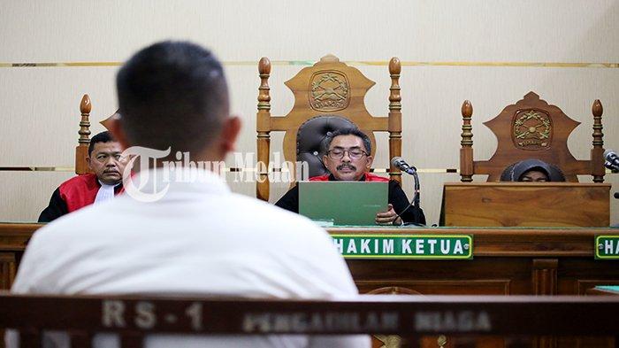Majelis Hakim Oloan Silalahi (tengah) membacakan isi amar putusannya terhadap terdakwa Achiruddin Hasibuan saat perkara gudang BBM solar ilegal di Pengadilan Negeri Medan Jalan Pengadilan Nomor 8, Kota Medan, Senin (30/10). Majelis Hakim Oloan Silalahi memvonis bebas, menyatakan bahwa terdakwa Achiruddin Hasibuan tidak terbukti secara sah dan bersalah melakukan tindak pidana sebagaimana dalam dakwaan alternatif pertama dan dakwaan alternatif kedua.