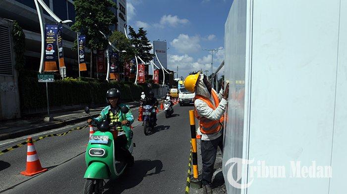 Pekerja tengah memnyelesaikan pengerjaan proyek underpass di persimpangan Jalan Gatot Subroto dan Gagak Hitam, Medan, Senin (30/10/2023). Pemko Medan mulai membangun proyek underpass Gatot Subroto guna mengurai kemacetan di kawasan tersebut.