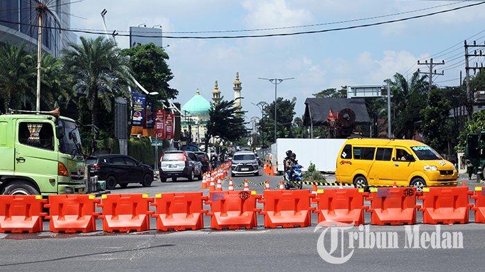 Pengendara melintas di samping pengerjaan proyek underpass di persimpangan Jalan Gatot Subroto dan Gagak Hitam, Medan, Senin (30/10/2023). Pemko Medan mulai membangun proyek underpass Gatot Subroto guna mengurai kemacetan di kawasan tersebut.