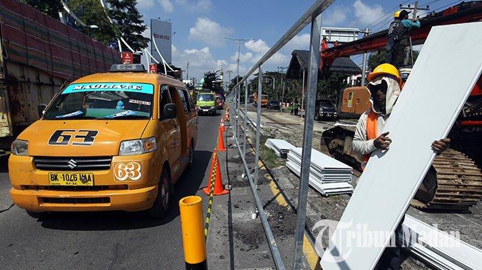 Pekerja tengah memnyelesaikan pengerjaan proyek underpass di persimpangan Jalan Gatot Subroto dan Gagak Hitam, Medan, Senin (30/10/2023). Pemko Medan mulai membangun proyek underpass Gatot Subroto guna mengurai kemacetan di kawasan tersebut.