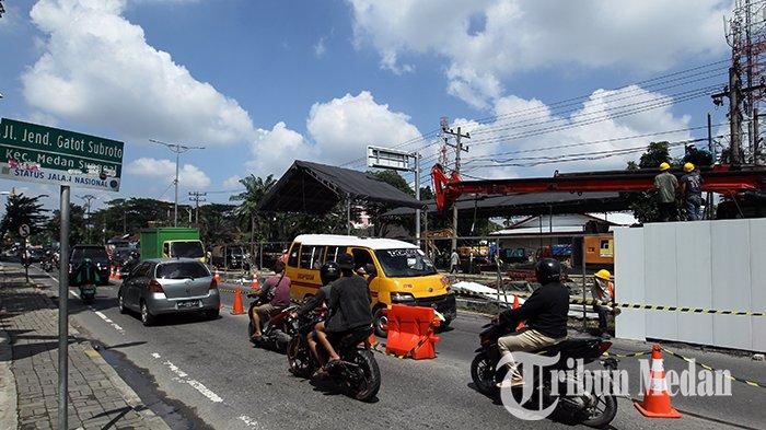 Pekerja tengah memnyelesaikan pengerjaan proyek underpass di persimpangan Jalan Gatot Subroto dan Gagak Hitam, Medan, Senin (30/10/2023). Pemko Medan mulai membangun proyek underpass Gatot Subroto guna mengurai kemacetan di kawasan tersebut.