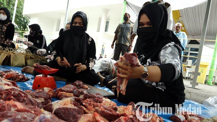Panitia memotong daging sapi kurban untuk dibagikan kepada warga, di kantor Gubernur Sumut, Medan, Jumat (31/7/2020). Merayakan Idul Adha, Pemprov Sumatera Utara menyumbangkan 155 hewan kurban ke 33 kabupaten/kota.