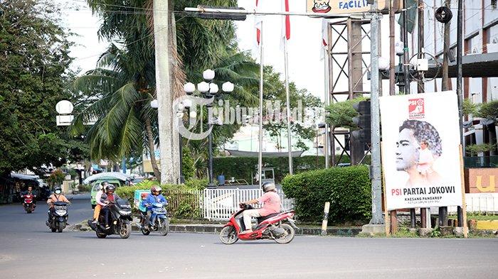 Sejumlah kendaraan melintas di Jalan Sisingamangaraja simpang Jalan Mesjid Raya, Kecamatan Medan Kota, Kota Medan, Selasa (31/10). Komisioner Badan Pengawas Pemilu (Bawaslu) Kota Medan, Fachril Syahputra mengatakan pihaknya telah menyurati seluruh partai politik yang ada di Kota Medan sampai Kecamatan, supaya menurunkan semua APK (Alat Peraga Kampanye) yang sudah terpasang, sebelum dilakukan penertiban secara serentak yang akan dilakukan sebelum tanggal 7 November 2023.