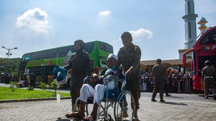 357 orang jemaah haji kloter I Kabupaten Asahan telah tiba di Masjid Agung Ahmad Bakrie Kisaran, Senin (24/6/2024). Disambut haru oleh keluarga yang menunggu sejak pagi. Tiga diantaranya meninggal dunia. (Alif Alqadri Harahap/tribun-medan.com) 