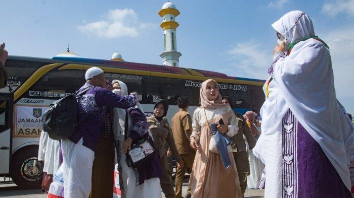  357 orang jemaah haji kloter I Kabupaten Asahan telah tiba di Masjid Agung Ahmad Bakrie Kisaran, Senin (24/6/2024). Disambut haru oleh keluarga yang menunggu sejak pagi. Tiga diantaranya meninggal dunia. (Alif Alqadri Harahap/tribun-medan.com) 