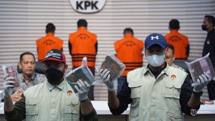 PENYIDIK KPK menunjukkan barang bukti berupa uang terkait operasi tangkap tangan (OTT)Bupati Labuhanbatu Erik Adtrada Ritonga (EAR) di gedung KPK, Jakarta, Jumat (12/1/2024) malam. KPK resmi menahan Erik Adtrada Ritonga bersama tiga tersangka lainnya pasca operasi tangkap tangan (OTT) terkait dugaan tindak pidana korupsi berupa pemberian hadiah atau janji untuk proyek pengadaan barang dan jasa di lingkungan pemerintah Kabupaten Labuhanbatu, Sumatera Utara.  