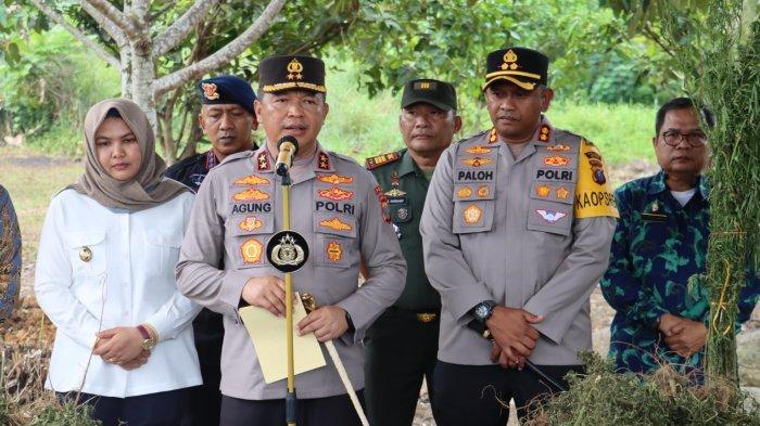 Kapolda Sumut, Irjen Pol Agung Setya Imam Effendi SH SIK Msi konfrensi pers terkait penemuan Ladang Ganja seluas 5 Hektar di Madina, didampingi Dansat Brimob Polda Sumut kombes Isnur Eka SIK MM MH MHan dan Kapolres Madina AKBP Arie Sofandi Paloh SIK, Kamis (16/5/2024).