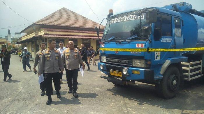 Kabid Humas Polda Sumut, Kombes Pol Hadi Wahyudi didampingi Direktur Reskrimsus Polda Sumut Kombes Pol Teddy Marbun dan Kapolres Tanjungbalai AKBP Yusuf meninjau barang bukti  tindak pidana penyalahgunaan pengangkutan bahan bakar minyak tanpa izin, Rabu (9/8/2023).