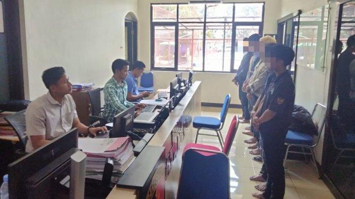 Delapan pemuda di Garut kena ringkus setelah berbuat onar di kawasan komplek militer Baratayudha, Garut Kota, Selasa (22/8/2023). Kini mereka diamankan di Polres Garut untuk menjalani proses hukum.