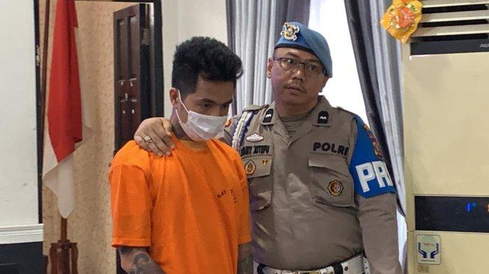AFS, pengedar narkoba narkoba yang ditangkap di apartemen Jalan Gelas, Kecamatan Medan Petisah, saat digiring oleh petugas menuju Rumah Tahanan Polisi (RTP) Polrestabes Medan, Rabu (17/4/2024).