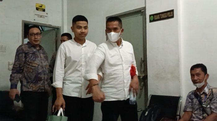 AKBP Achiruddin Hasibuan dan anaknya Aditya Hasibuan pamer borgol usai jalani sidang di PN Medan, Senin (31/7/2023) sore.