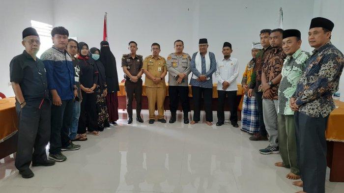Kapolres Langkat, AKBP Faisal Rahmat Husein, Ketua MUI Langkat, Zulkifli Ahmad Dian, Pimpinan Padepokan Sendang Sejagat, Sunaryo alias Mas Karyo, menggelar press release di Kantor MUI Langkat, Selasa (4/7/2023). 
 