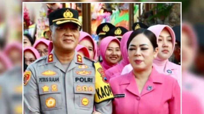 Sosok AKBP Petrus Parningotan Silalahi saat ini menjabat sebagai Kapolres Sragen. 

Sebelumnya, Petrus Parningotan Silalahi sebagai Kapolres Boyolali. (Istimewa)