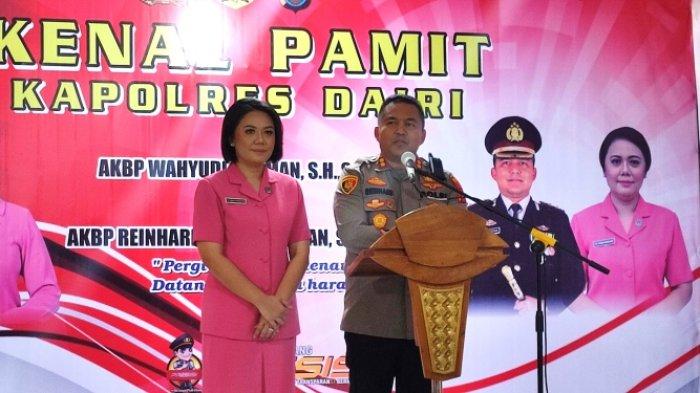 AKBP Reinhard H Nainggolan dan istri saat menyampaikan sambutan dia cara pisah sambut Kapolres Dairi