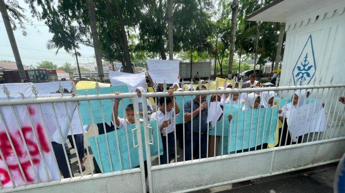 Aksi demo puluhan siswa SMPN 2 Galang di depan kantor bupati Deli Serdang, Sumatera Selatan, Kamis (15/5/2025). Mereka protes kegiatan belajar dan mengajar selalu berpindah tempat.