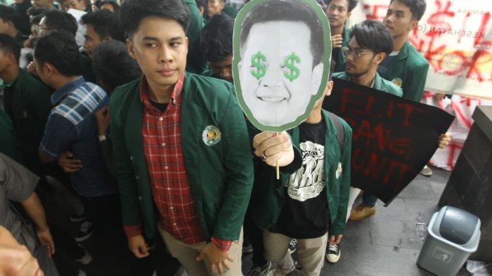 Mahasiswa melakukan aksi terkait kenaikan uang kuliah tunggal (UKT) di depan Biro Rektor USU, Medan, Rabu (8/5/2024). Dalam aksinya, mahasiswa menolak kenaikan UKT hingga 50 persen. TRIBUN MEDAN/DANIL SIREGAR