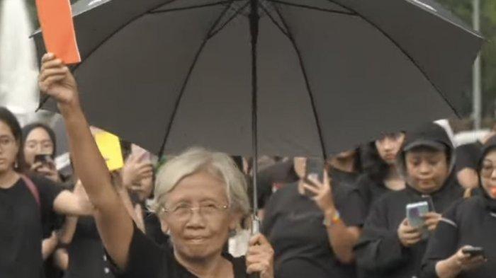 Penggerak Aksi Kamisan Maria Catarina Sumarsih bersama sejumlah aktivis, akademisi, mahasiswa, dan elemen masyarakat sipil lainnya mengangkat kartu merah dan kuning sebagai simbol peringatan kepada pelanggar demokrasi saat Aksi Kamisan ke-805 di seberang Istana Merdeka, Jakarta, Kamis (15/2/2024).