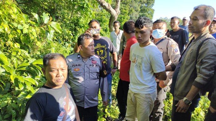 Polisi bersama tersangka berada di lokasi jenazah korban ditemukan membusuk di Dusun I, Desa Afdeling VI Dolok Ilir, Kecamatan Dolok Merawan, Kabupaten Serdang Bedagai pada, Sabtu (15/7/2023) pagi.