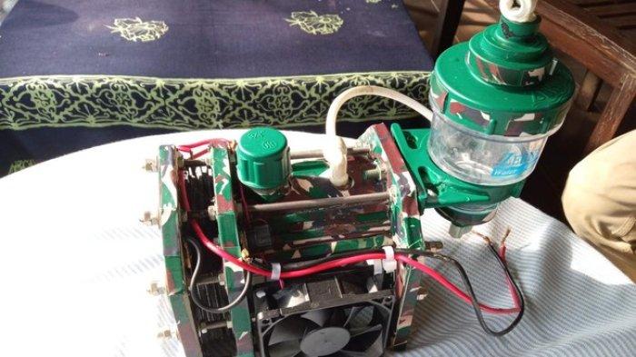 NIKUBA - Penemuan alat bernama Nikuba yang berhasil mengubah air menjadi hidrogen sebagai pengganti bensin, sudah diuji oleh TNI. Nikuba sendiri merupakan kepanjangan dari Niku Banyu yang artinya itu air. Alat ini dibuat oleh Aryanto Misel (67), warga Lemahabang Wetan Kecamatan Lemahabang, Cirebon, Jawa Barat. Nikuba diklaim berfungsi memisahkan Hidrogen (H2) dan Oksigen (O2) yang terkandung dalam Air (H2O). (Ho)