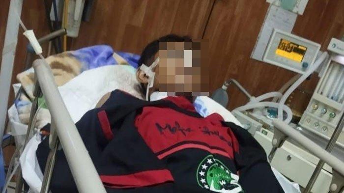 PELAKU PENGGAL LEHER - Akbar saat dirawat di RSD dr Soebandi Jember, Rabu (29/1/2025) pelaku penggal leher ayahnya hingga tewas di Dusun Jadukan Desa Mojosari, Kecamatan Puger Jember Jawa Timur.