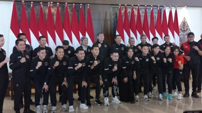 Tim bulutangkis Indonesia bertolak ke Paris melalui Bandara Soekarno-Hatta VVIP Terminal 3, Tangerang, Sabtu (13/7/2024).
