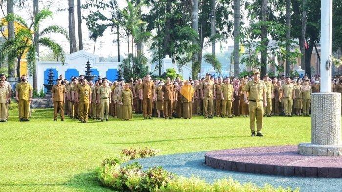 ASN Deli Serdang mengikuti apel di lapangan kantor Bupati Deli Serdang beberapa waktu lalu.