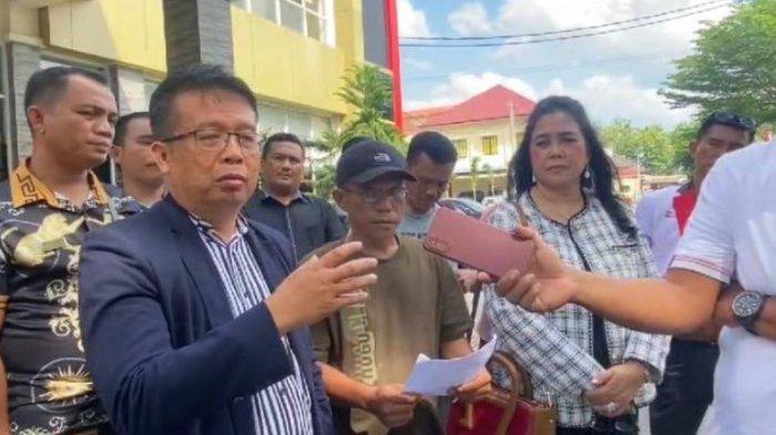 Abang kandung Rico Sempurna Pasaribu, Pinter Jon Hardi Pasaribu (pakai topi) saat membuat laporan resmi ke Polda Sumut terkait pembunuhan adiknya beserta tiga anggota keluarga yang lain, Sabtu (13/7/2024). Ia melapor adanya dugaan pembunuhan berencana terhadap adiknya.