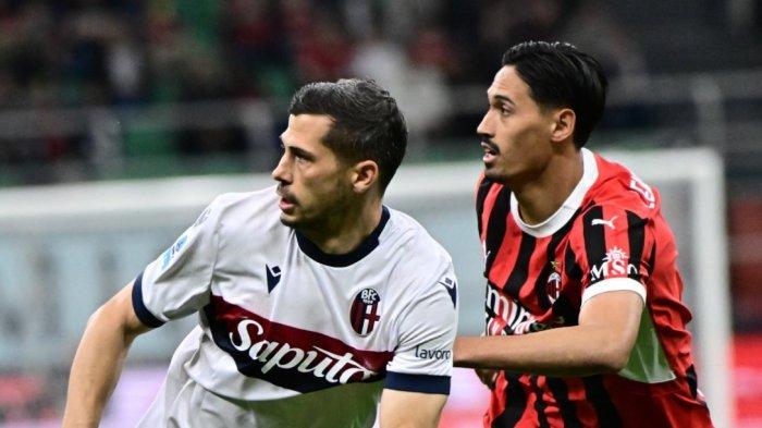 MENANG - Pemain AC Milan Tijjani Reijnders (kiri) saat berduel dengan pemain Bologna pada pertandingan Liga Italia 2024-2025 pekan ke-36. Dalam laga itu AC Milan menang dengan skor 3-1.