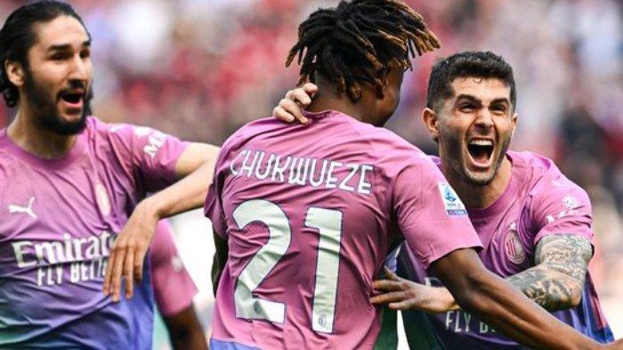 Selebrasi pemain AC Milan Pulisic (kanan) saat mencetak gol di Liga Italia 2023/2024 saat menghadapi Lecce, Minggu (6/4/2024). AC Milan kembali melanjutkan tren kemenangannya setelah mengalahkan Lecce dalam lanjutan giornata ke-31 Liga Italia 2023/2024, Minggu (6/4/2024).