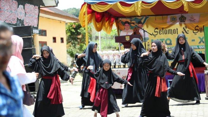 MTQ TINADA: Suasana Pembukaan Musabaqah Tilawatil Qur'an (MTQ) Tingkat Kecamatan Tinada hari ini, Kamis (17/4/2025), di Halaman Kantor Camat Tinada, Pakpak Bharat. (Diskominfo Pakpak Bharat)