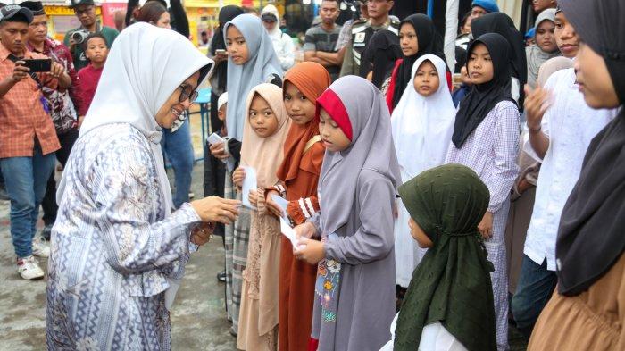 Acara pembukaan Ramadhan Fair diisi dengan pemberian santunan kepada 50 anak yatim/piatu yang dananya diambil dari hasil infaq saat sholat Idul Fitri dan Idul Adha di Lapangan Adam Malik tahun lalu.