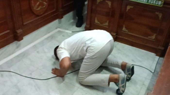 Achiruddin Hasibuan saat sujud syukur usai menerima vonis bebas dari Majelis hakim dalam persidangan di Pengadilan Negeri (PN) Medan, Senin (30/10/2023).