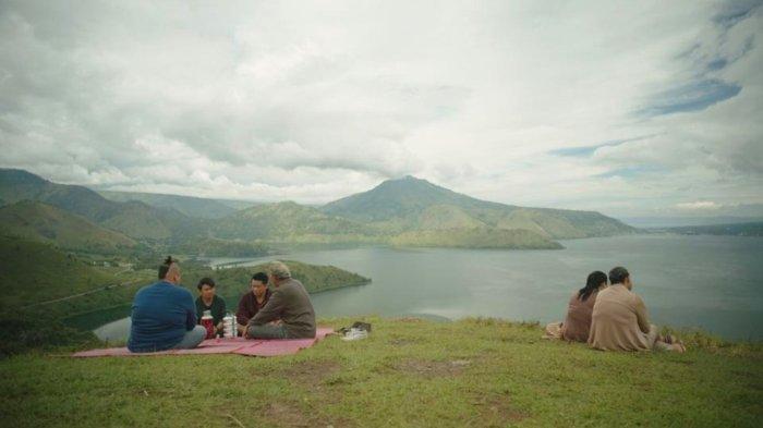 Adegan di Film Ngeri Ngeri Sedap yang lokasi syutingnya di Bukit Holbung