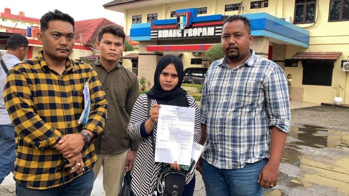 Adela Mandasari, kakak dari mendiang RF (17) remaja yang tewas lantaran kepalanya diduga tertembak senjata api milik personel Polres Pelabuhan Belawan, Kamis (18/1/2024). Ia melapor didampingi kuasa hukumnya dari LBH Cakra Keadilan ke Propam Polda Sumut agar Polisi mengusut dugaan penembakan ini.