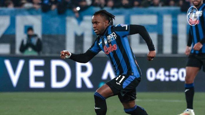 Striker Atalanta, Ademola Lookman. Manchester United bakal bersaing dengan Liverpool untuk mendapatkan striker Atalanta, Ademola Lookman.
