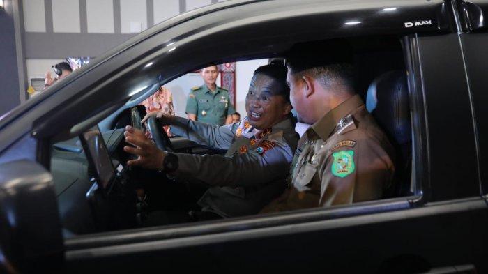 Kapolda Sumut, Irjen Pol Agung Setya Imam Effendi tunjukkan fitur canggih kepada Walikota Medan Bobby Afif Nasution saat meluncurkan Mobil Patroli Perintis Samapta, Senin (24/7/2023), di Aula Tribrata Polda Sumut, Medan.