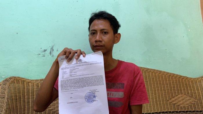 Agung Prabowo, petugas Dishub Kota Medan yang dianiaya pengguna jalan, menunjukkan bukti laporan polisi, Kamis (19/10/2023).