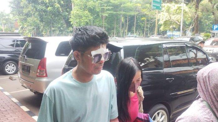 Kabar terbaru, korban penyiraman air keras itu, Agus Salim, tampak mendatangi Polda Metro Jaya, Jakarta Selatan, Jumat (1/11/2023). Agus menyambangi Polda Metro Jaya guna memberikan klarifikasi atas laporannya terkait dugaan pencemaran nama baik oleh YouTuber Pratiwi Noviyanthi. Adapun Agus datang lebih dulu yang kemudian diikuti oleh kuasa hukumnya, Farhat Abbas. (KOMPAS.com/Revi C Rantung)