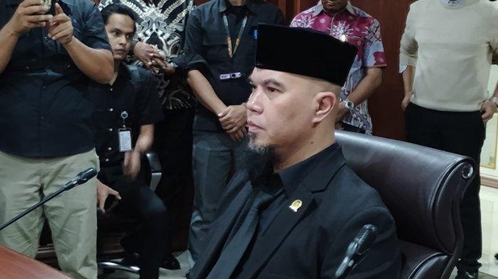 AHMAD DHANI DIPANGGIL MKD DPR - Anggota Komisi X DPR RI Ahmad Dhani saat hadiri klarifikasi terhadap pelaporannya di MKD DPR RI, Kompleks Parlemen, Senayan, Jakarta, Rabu (7/6/2025). [Rizki Sandi Saputra]