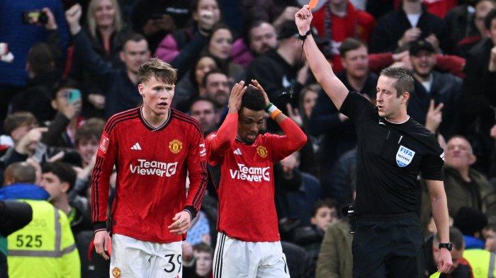 Amad Diallo mendapatkan kartu merah usai mencetak gol penentu kemenangan Man United atas Liverpool pada perempat final Piala FA di Old Trafford (17/3/2024).