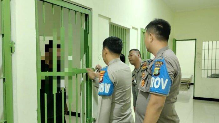 Polisi menangkap Aipda Nikson Pangaribuan (41) karena membunuh ibunya di Kampung Rawajamun, Desa Dayeuh, Kecamatan Cileungsi, Kabupaten Bogor, Jawa Barat. Nikson ditangkap di Jalan Raya, Cileungsi saat melarikan diri menggunakan mobil pikap, Senin (2/12/2024). Kini, pelaku telah diamankan di Mapolsek Cileungsi.