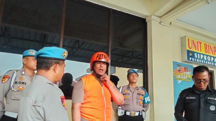 SOSOK AIPTU RUDI - Aiptu Rudi saat dihadirkan usai viral karena pungli pengendara motor, Kamis (26/6/2025)