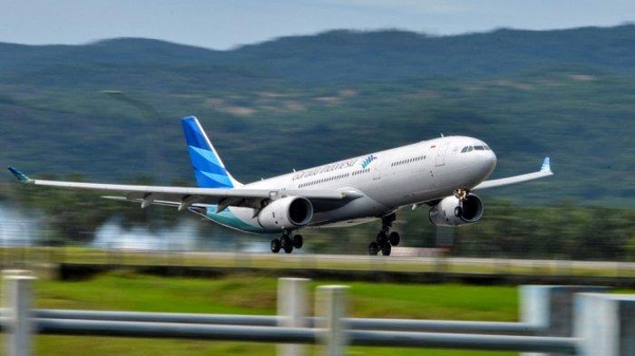 Pesawat Airbus A330 Garuda Indonesia mendarat di Bandara Internasional Sultan Iskandar Muda di Blang Bintang, Provinsi Aceh pada 13 Juli 2021.