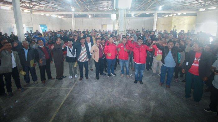 Ketua DPD PDI Perjuangan Sumut Drs Rapidin Simbolon MM bersama Pomparan Raja Naiambaton (Parna) dan unsur pengurus serta sipatisan Kader PDI Perjuangan dalam konsolidasi Akar rumput bersama Parna di Gedung Riddang Kecamatan Dolok Sanggul, Kabupaten Humbang Hasundutan, Sumatera Utara, Kamis (24/8/2023).