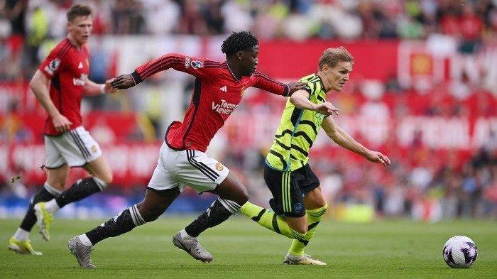 Aksi duel Kobbie Mainoo (kiri) melawan Martin Odegaard (kanan) dalam laga Manchester United vs Arsenal di Liga Inggris, Senin (13/5/2024) dini hari WIB. (Web Liga Inggris)