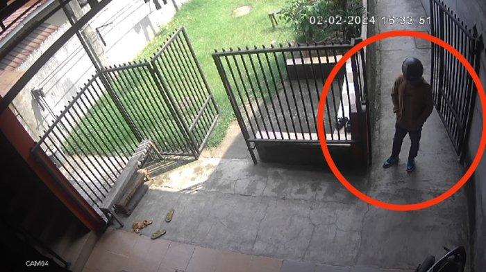 Aksi pelaku yang terekam kamera pengawas CCTV.