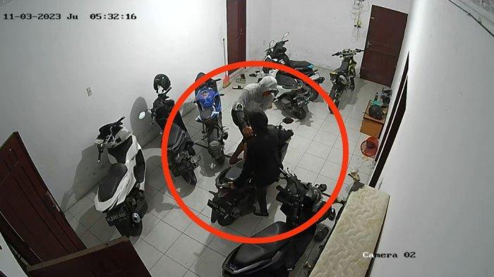 Aksi pelaku yang tertangkap kamera pengawas CCTV.