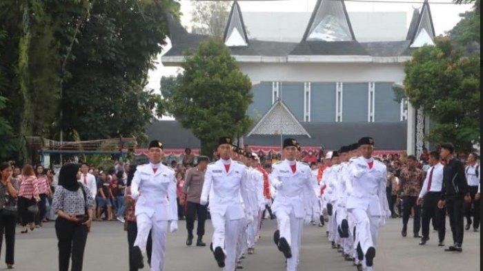 Aksi pengibaran bendera di Lapangan H Adam Malik pada 17 Agustus 2023 oleh para petugas Paskibraka
